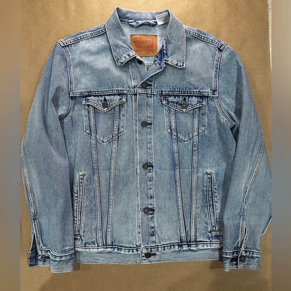 Levi’s Classic Trucker Denim Jacket – Size XL | Timeless Light Wash